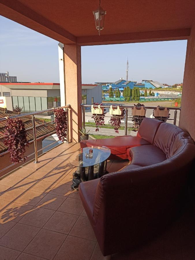 Bosanski Samac Royal Apartmani מראה חיצוני תמונה
